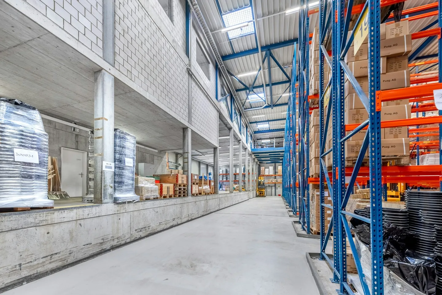 Entrepôt chauffé de 3 200 m² avec rayonnages hauts incluant des chariots élévateurs Jungheinrich et 180 m² d'espace bureau - Photo 9 sur 13