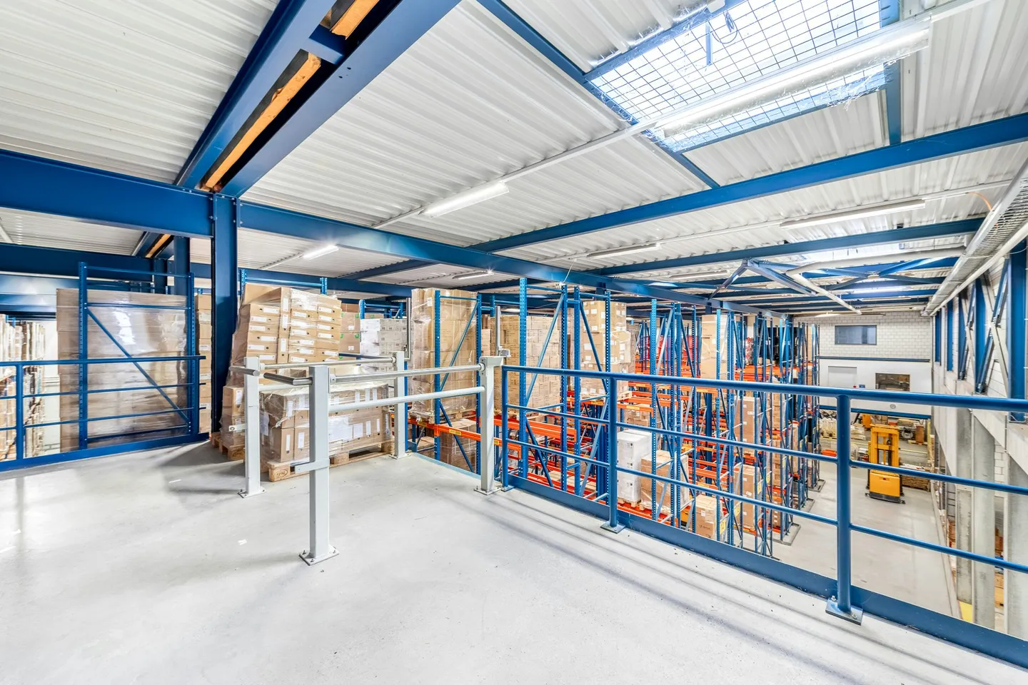 Entrepôt chauffé de 3 200 m² avec rayonnages hauts incluant des chariots élévateurs Jungheinrich et 180 m² d'espace bureau - Photo 10 sur 13