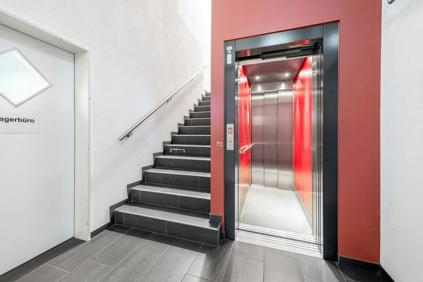 Entrepôt chauffé de 3 200 m² avec rayonnages hauts incluant des chariots élévateurs Jungheinrich et 180 m² d'espace bureau - Photo 11 sur 13