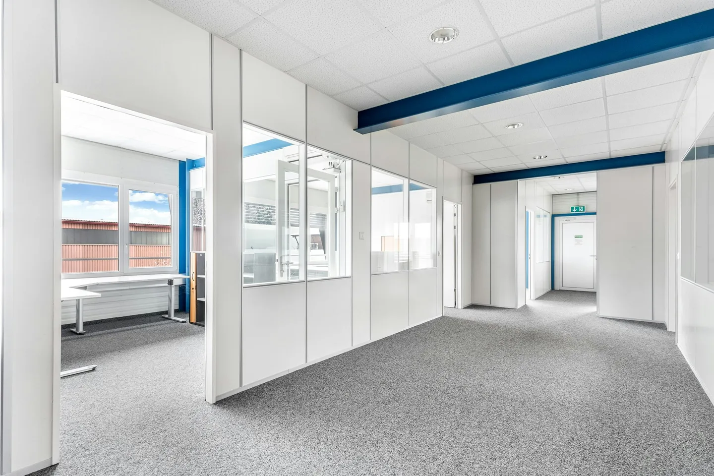 Entrepôt chauffé de 3 200 m² avec rayonnages hauts incluant des chariots élévateurs Jungheinrich et 180 m² d'espace bureau - Photo 12 sur 13