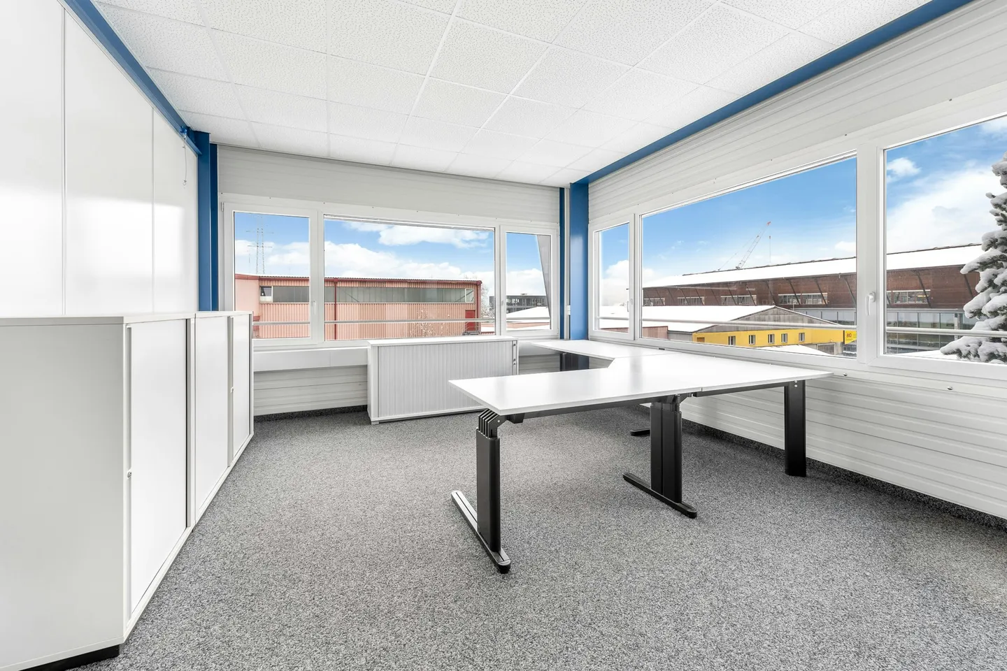Entrepôt chauffé de 3 200 m² avec rayonnages hauts incluant des chariots élévateurs Jungheinrich et 180 m² d'espace bureau - Photo 13 sur 13