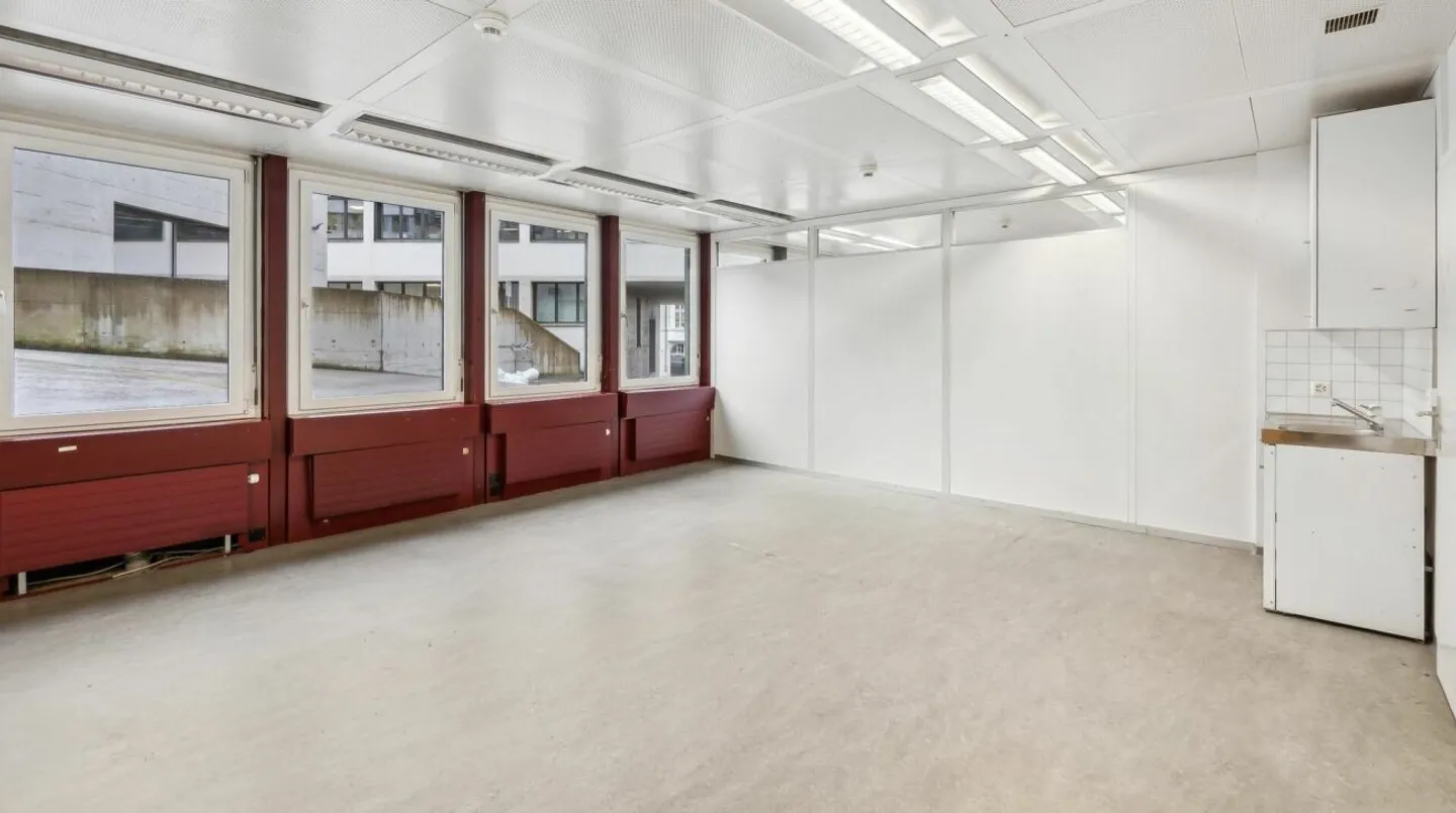 Espace de pratique/commercial au rez-de-chaussée derrière Neumarkt - Photo 6 sur 12
