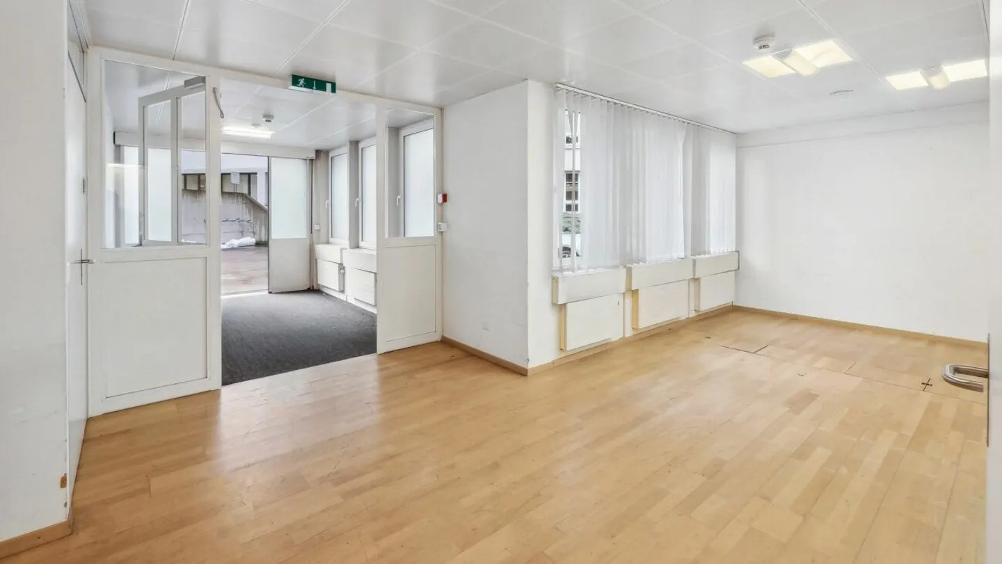 Espace de pratique/commercial au rez-de-chaussée derrière Neumarkt - Photo 2 sur 12