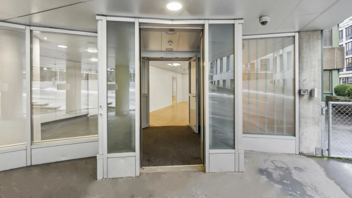 Espace de pratique/commercial au rez-de-chaussée derrière Neumarkt - Photo 5 sur 12