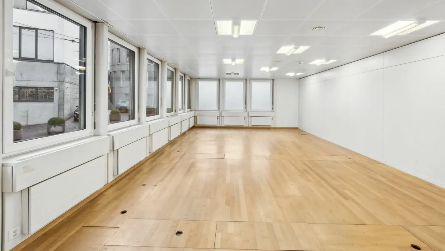 Espace de pratique/commercial au rez-de-chaussée derrière Neumarkt - Photo 3 sur 12