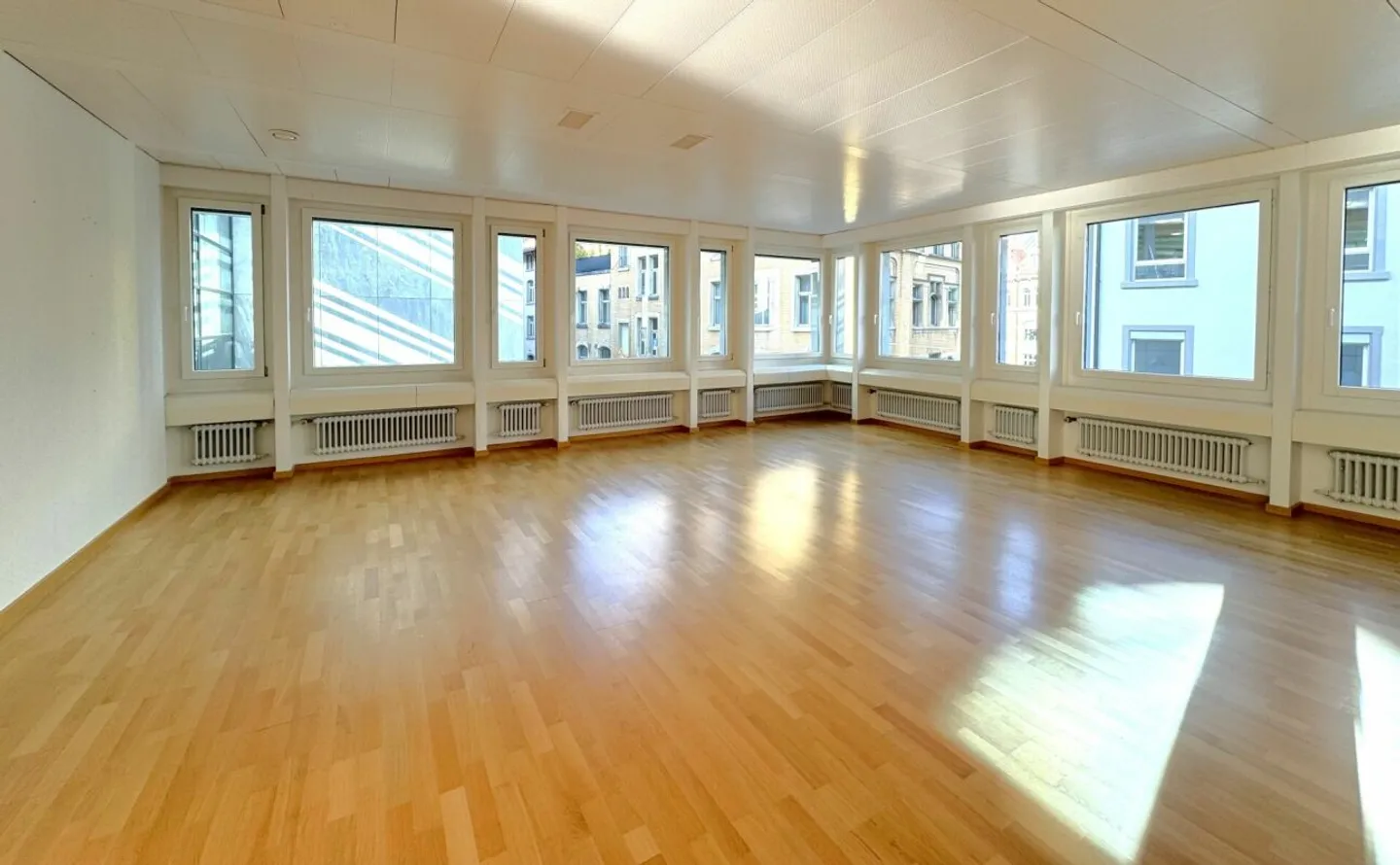 Espace locatif baigné de lumière avec vue sur la cour calme - Photo 2 sur 11