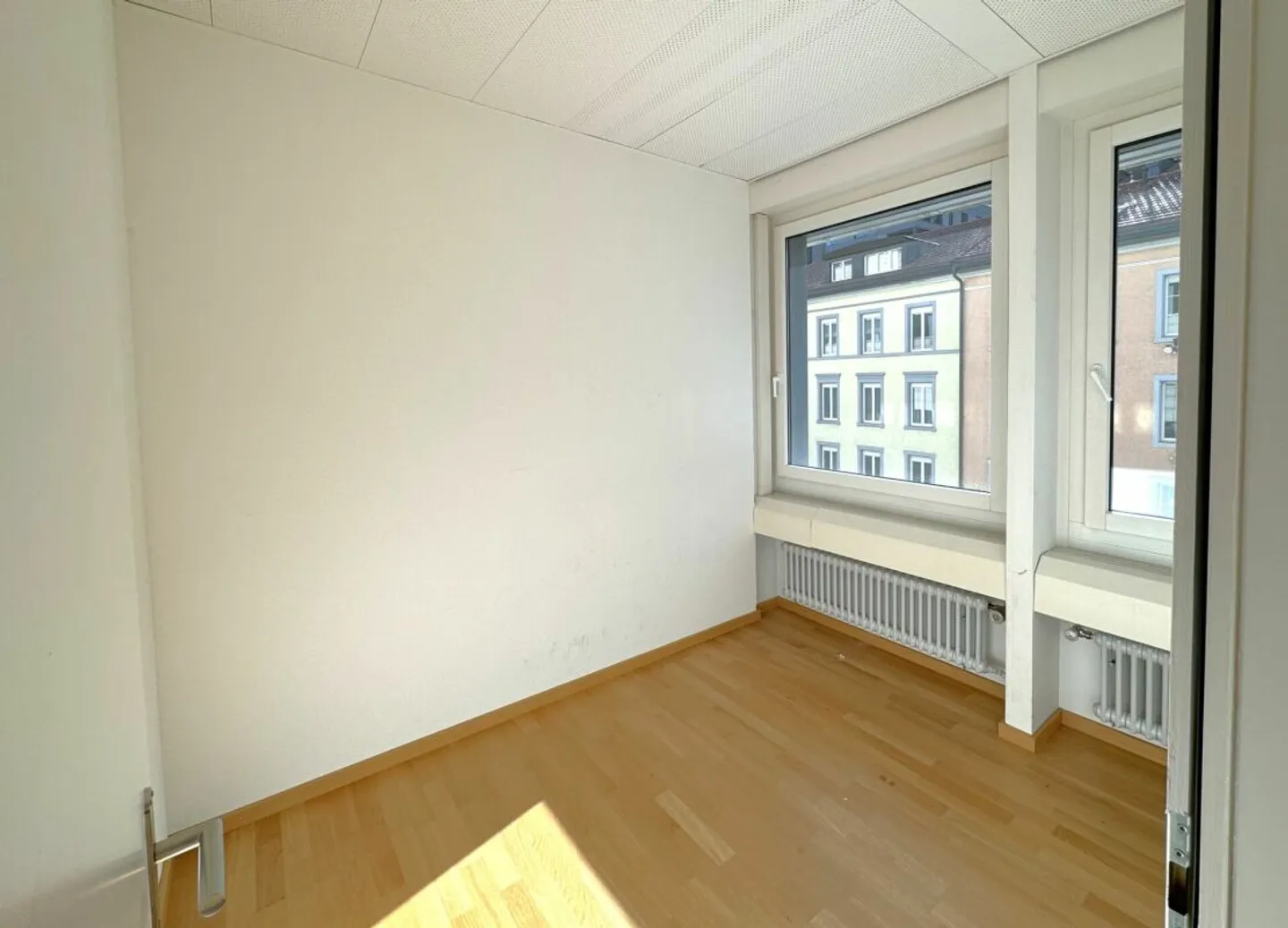 Espace locatif baigné de lumière avec vue sur la cour calme - Photo 5 sur 11