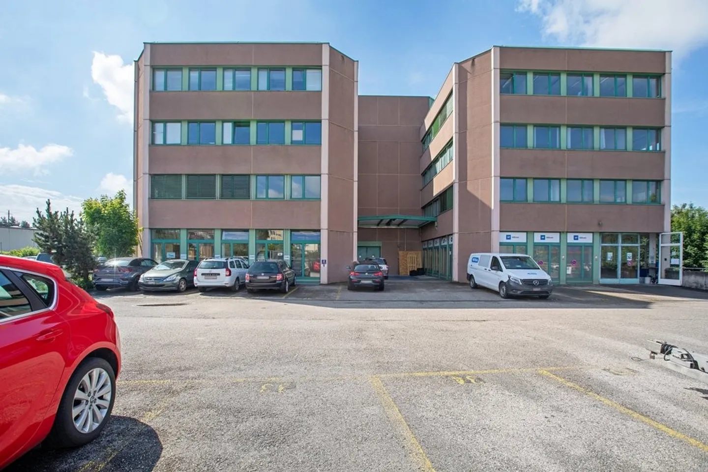 Ideal location in a dynamic industrial area - Photo 2 of 4