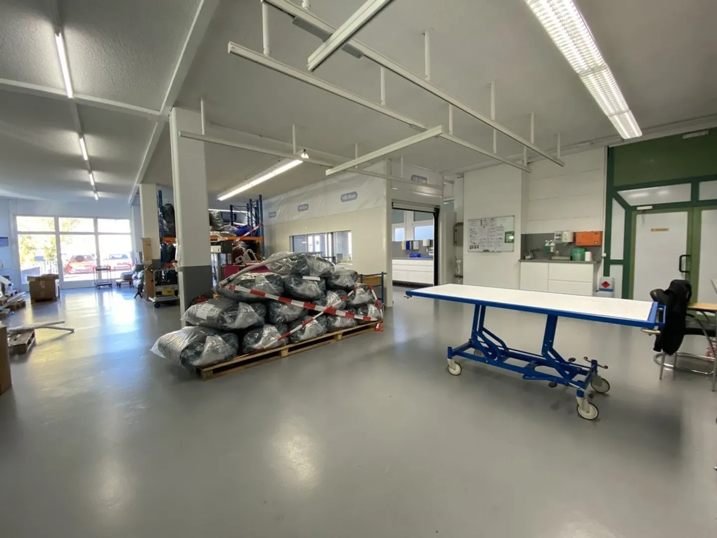 Ideal location in a dynamic industrial area - Photo 3 of 4