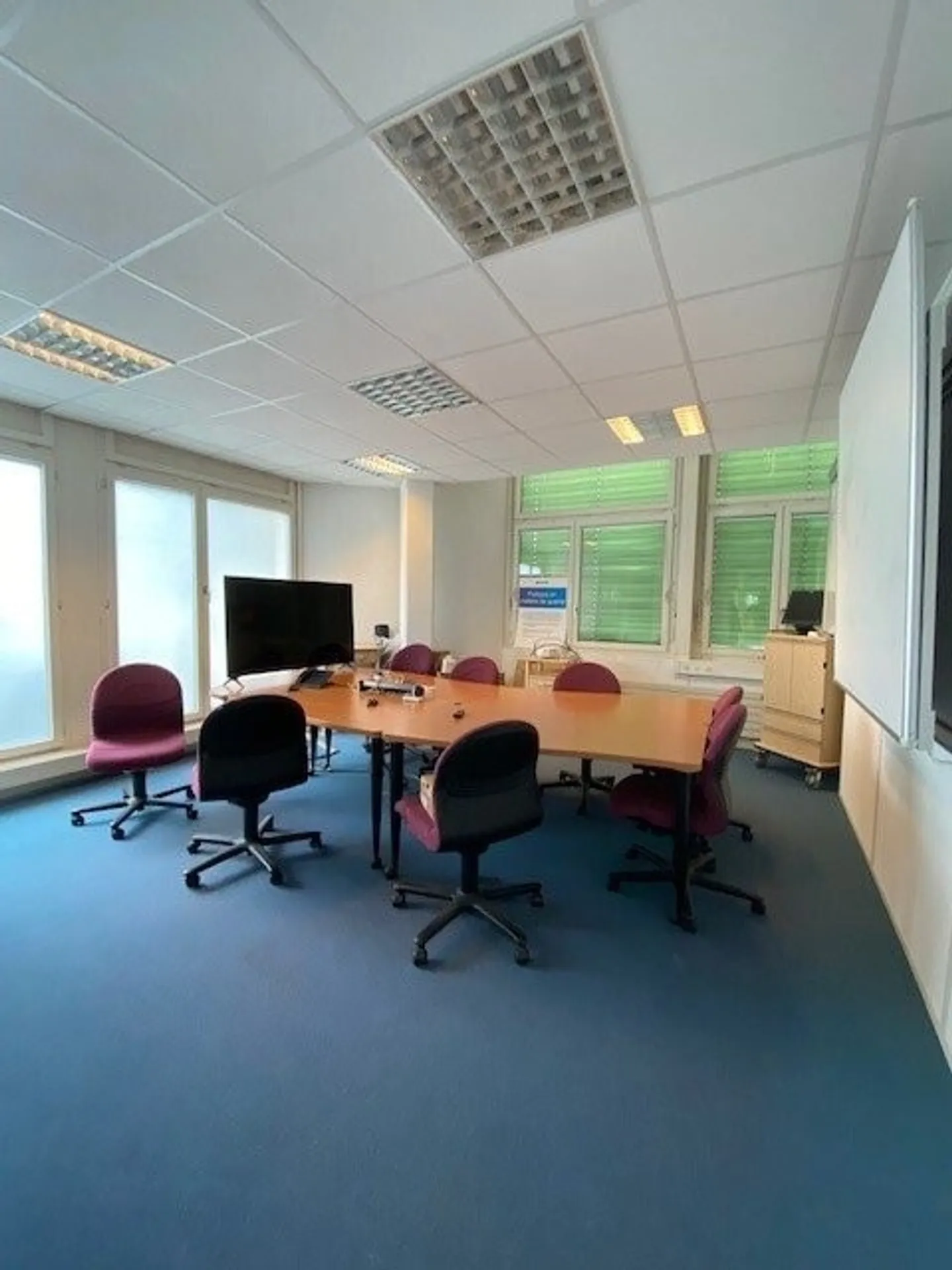 Ideal location in a dynamic industrial area - Photo 4 of 4
