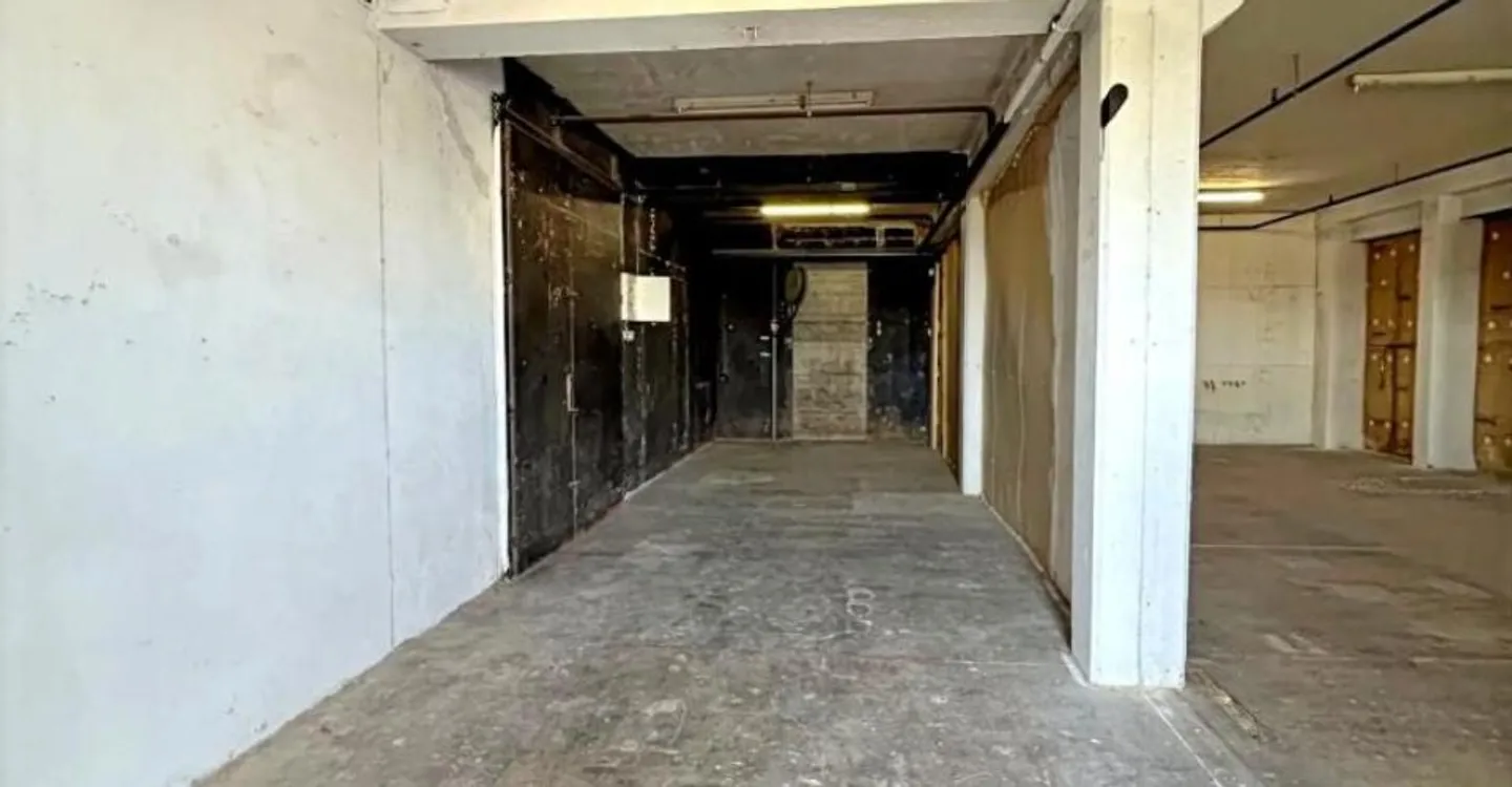 Commercial space 1 room - Photo 3 of 5