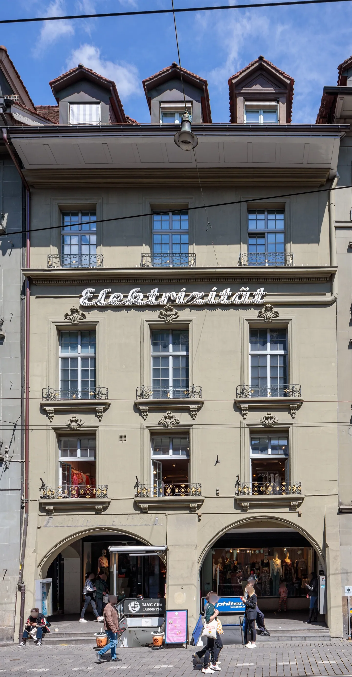 Feel the pulse of the city of Bern with your own courtyard for creative breaks - Photo 2 of 2