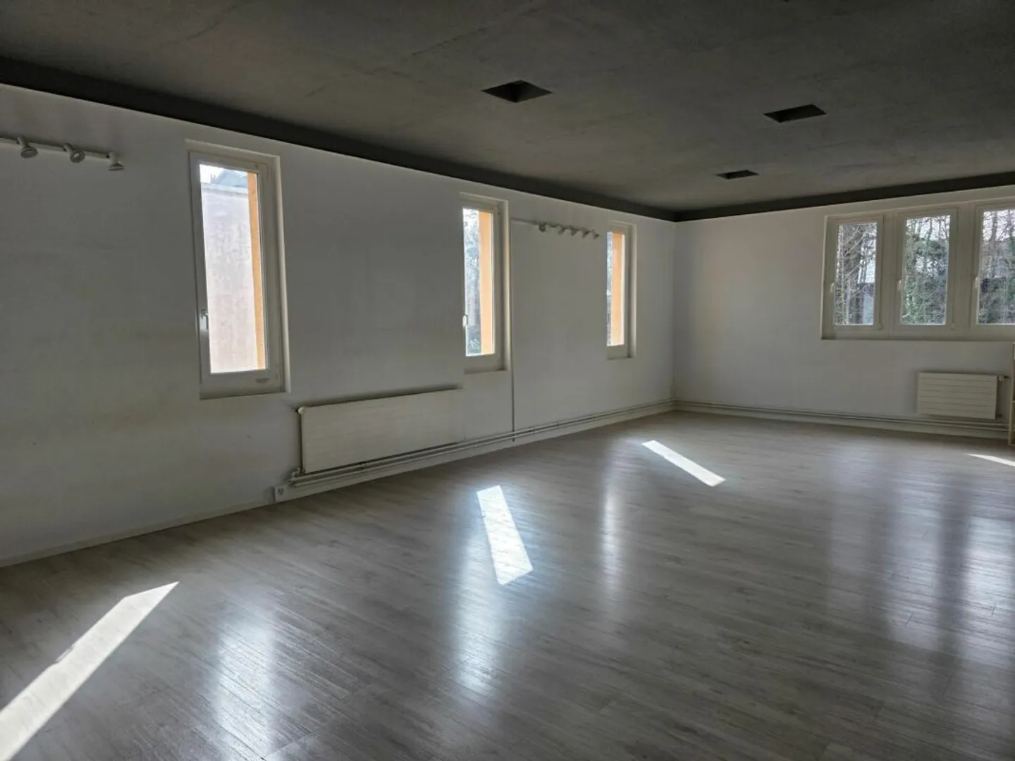 Offices for rent 62m2. Available immediately - Photo 2 of 5