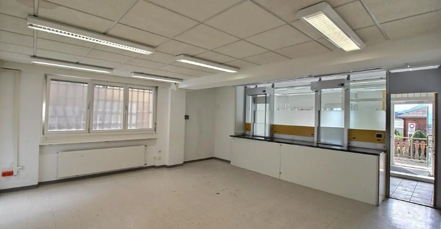 Office 4 rooms - Photo 2 of 13