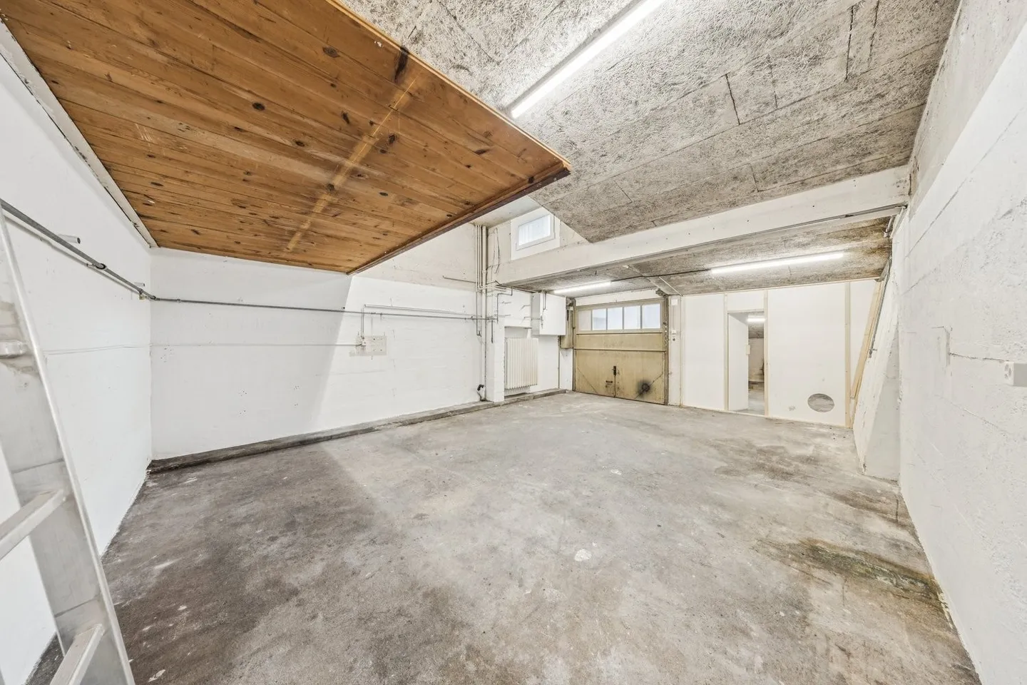 Commercial space in a prime location of 130 m² / 1 month free spring promotion! - Photo 12 of 13