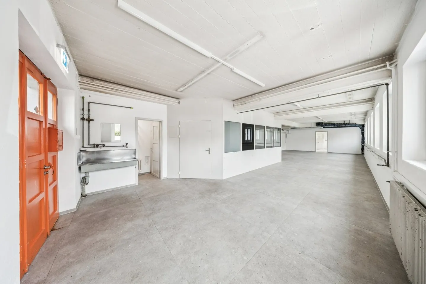 Commercial space in a prime location of 130 m² / 1 month free spring promotion! - Photo 3 of 13