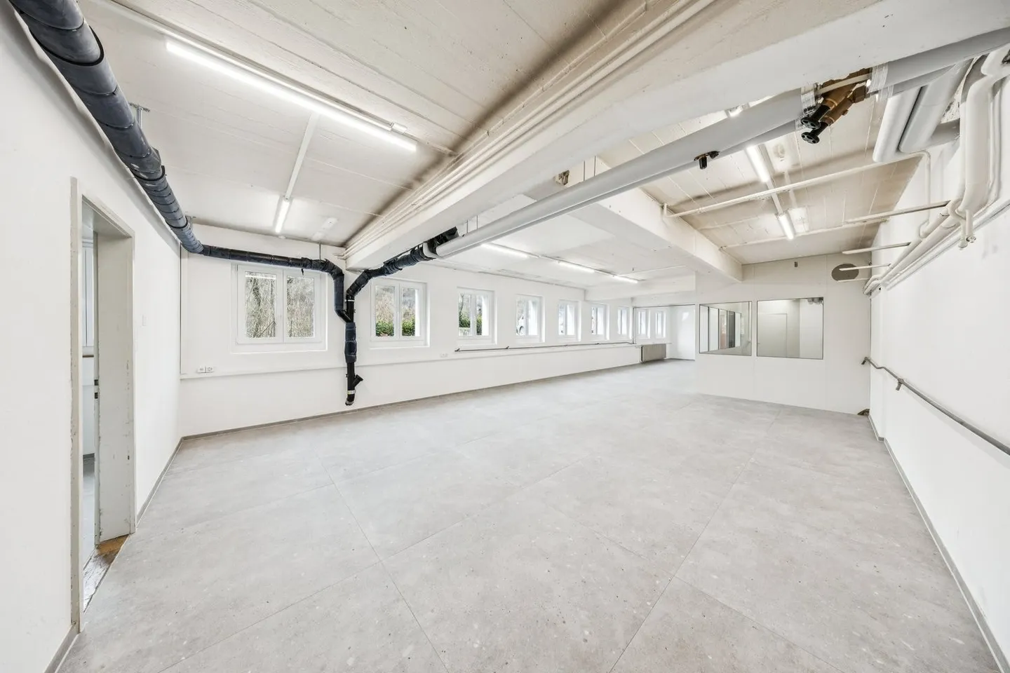 Commercial space in a prime location of 130 m² / 1 month free spring promotion! - Photo 4 of 13