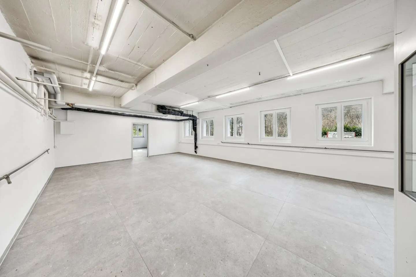 Commercial space in a prime location of 130 m² / 1 month free spring promotion! - Photo 5 of 13