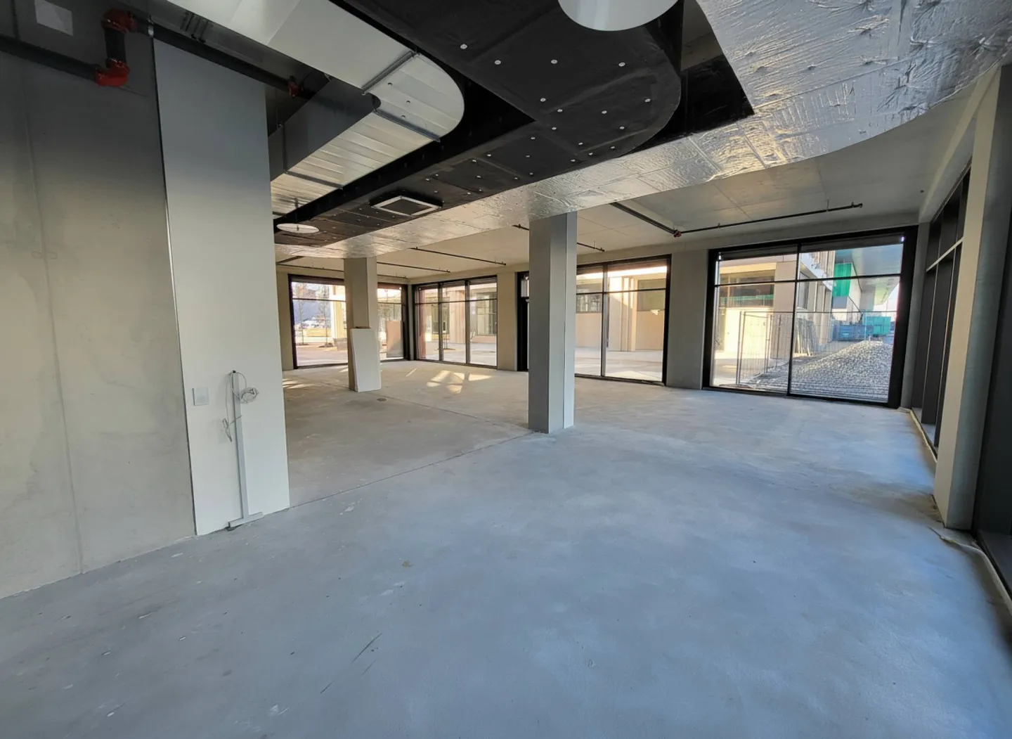 Semi-furnished area of approx. 196 m2 - Photo 3 of 5