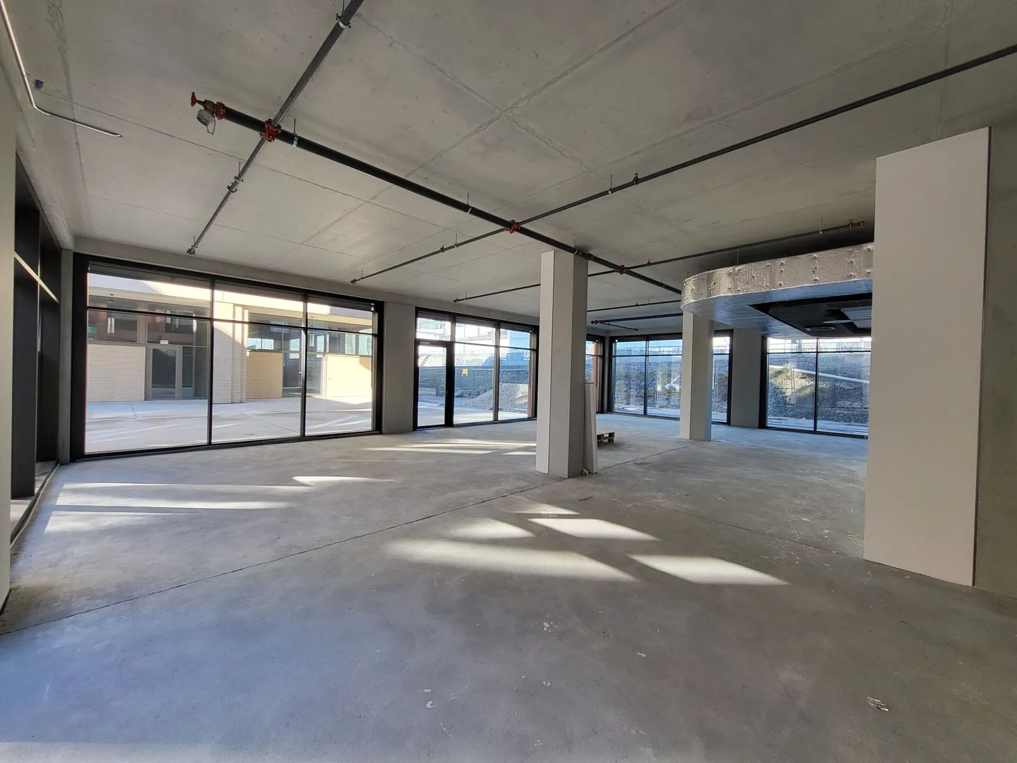 Semi-furnished area of approx. 196 m2 - Photo 1 of 5