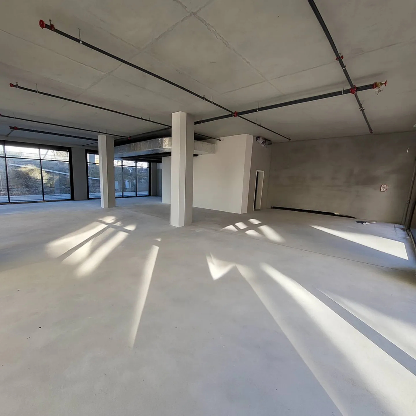 Semi-furnished area of approx. 196 m2 - Photo 4 of 5