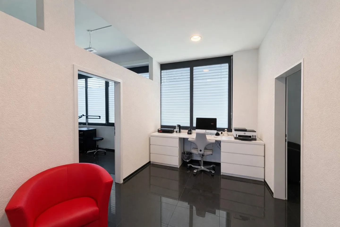 Espace commercial moderne / studio à louer dans un emplacement de choix à Dübendorf ! - Photo 4 sur 6
