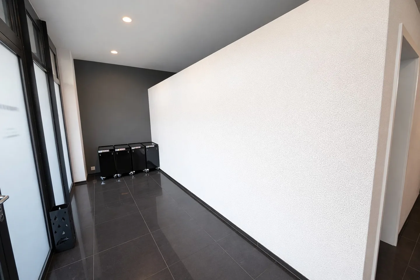 Espace commercial moderne / studio à louer dans un emplacement de choix à Dübendorf ! - Photo 3 sur 6