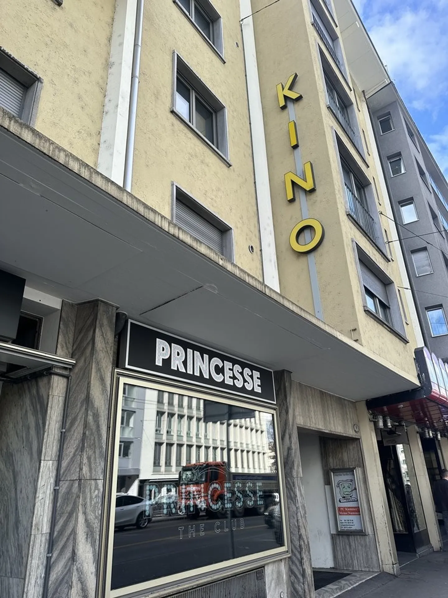 Showcase in a highly visible location in Lucerne for rent - Photo 2 of 3
