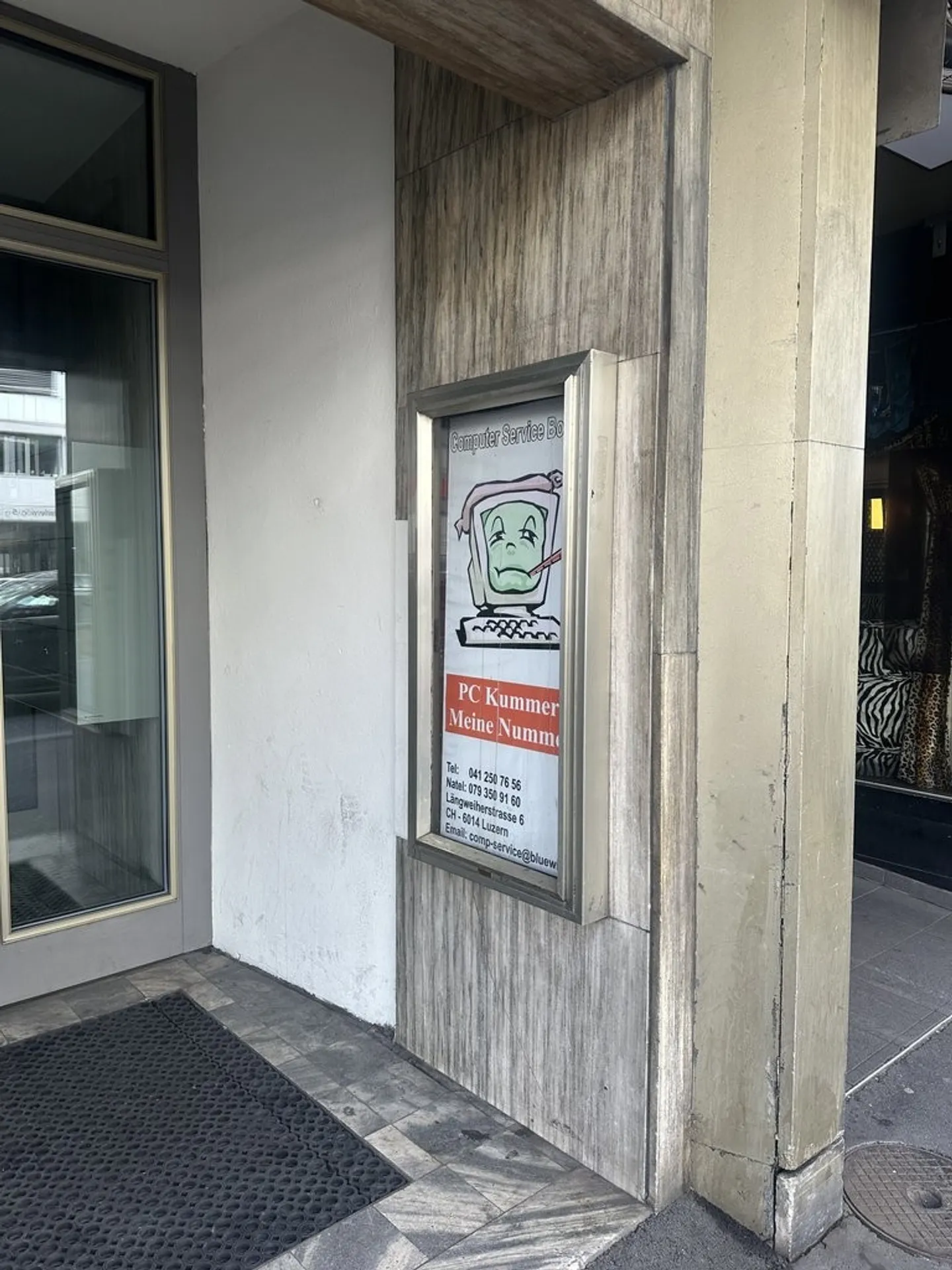 Showcase in a highly visible location in Lucerne for rent - Photo 3 of 3