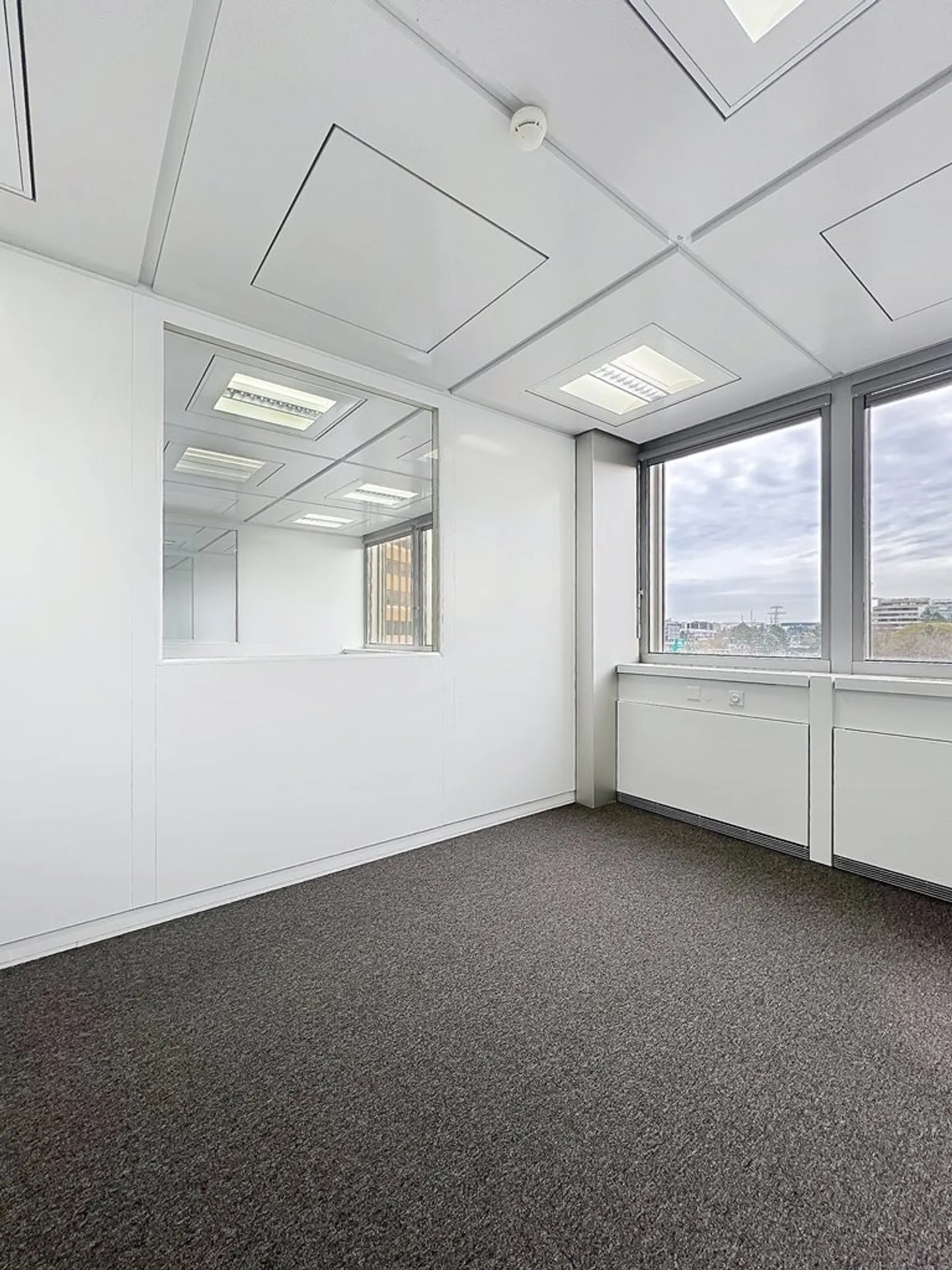 Bright surface of 264 m2 just steps from the airport - Photo 4 of 8