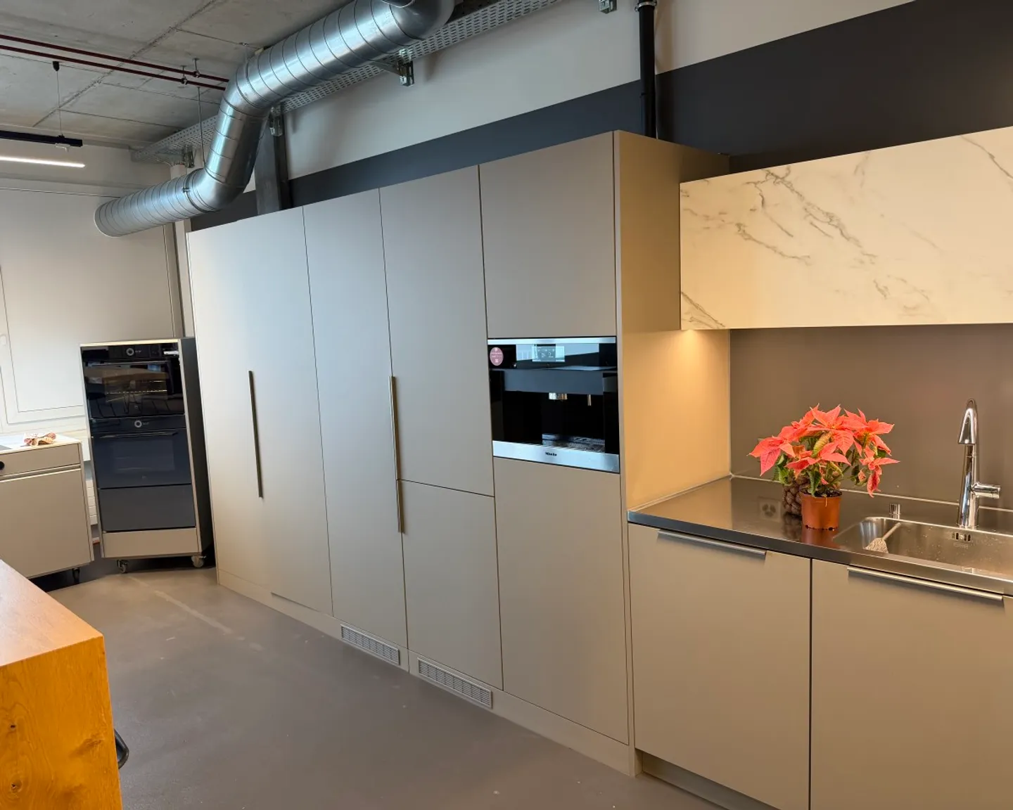 Office space with flexible expansion options - Photo 2 of 8