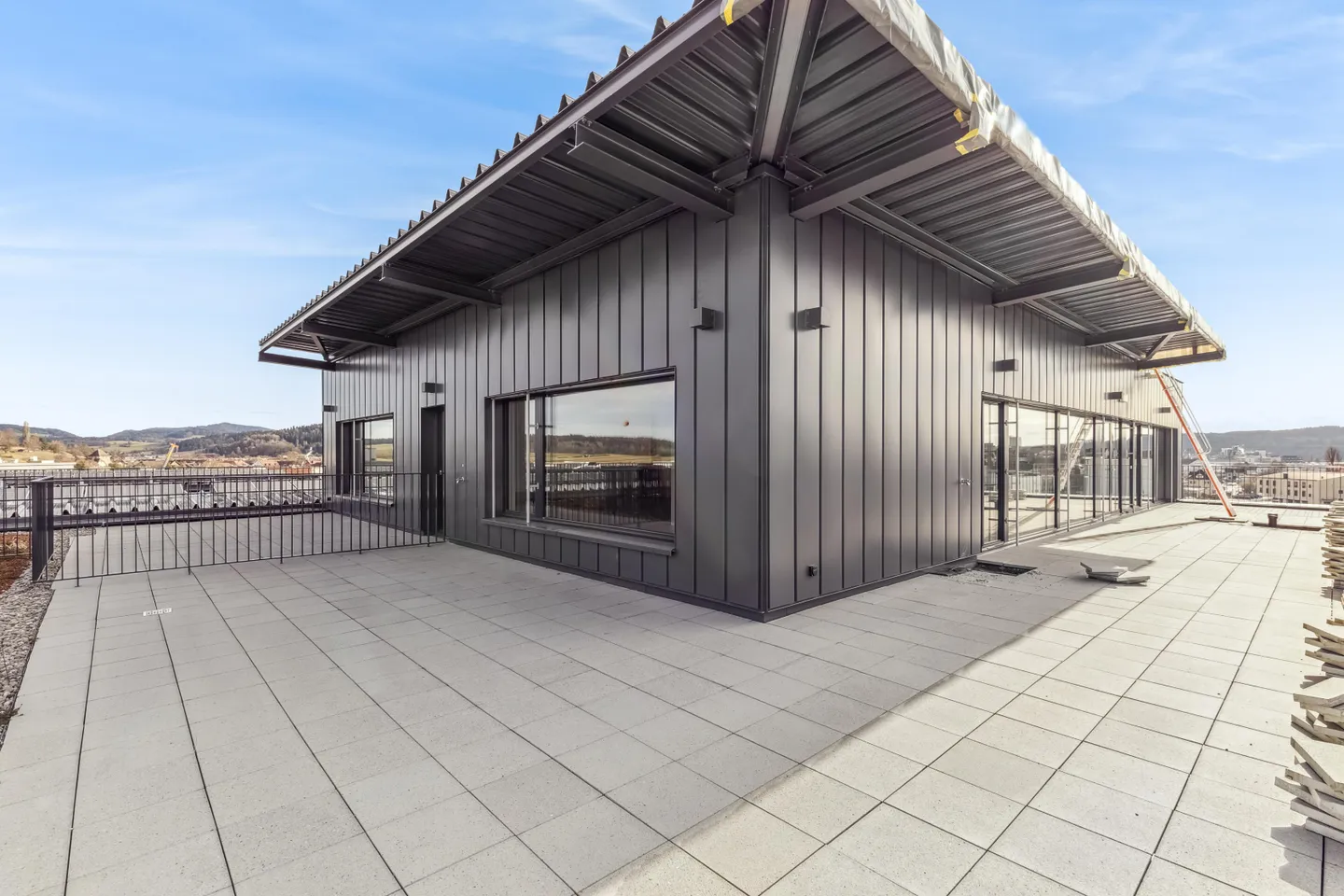 Espace de bureau attrayant avec terrasse sur le toit privée - Photo 1 sur 9