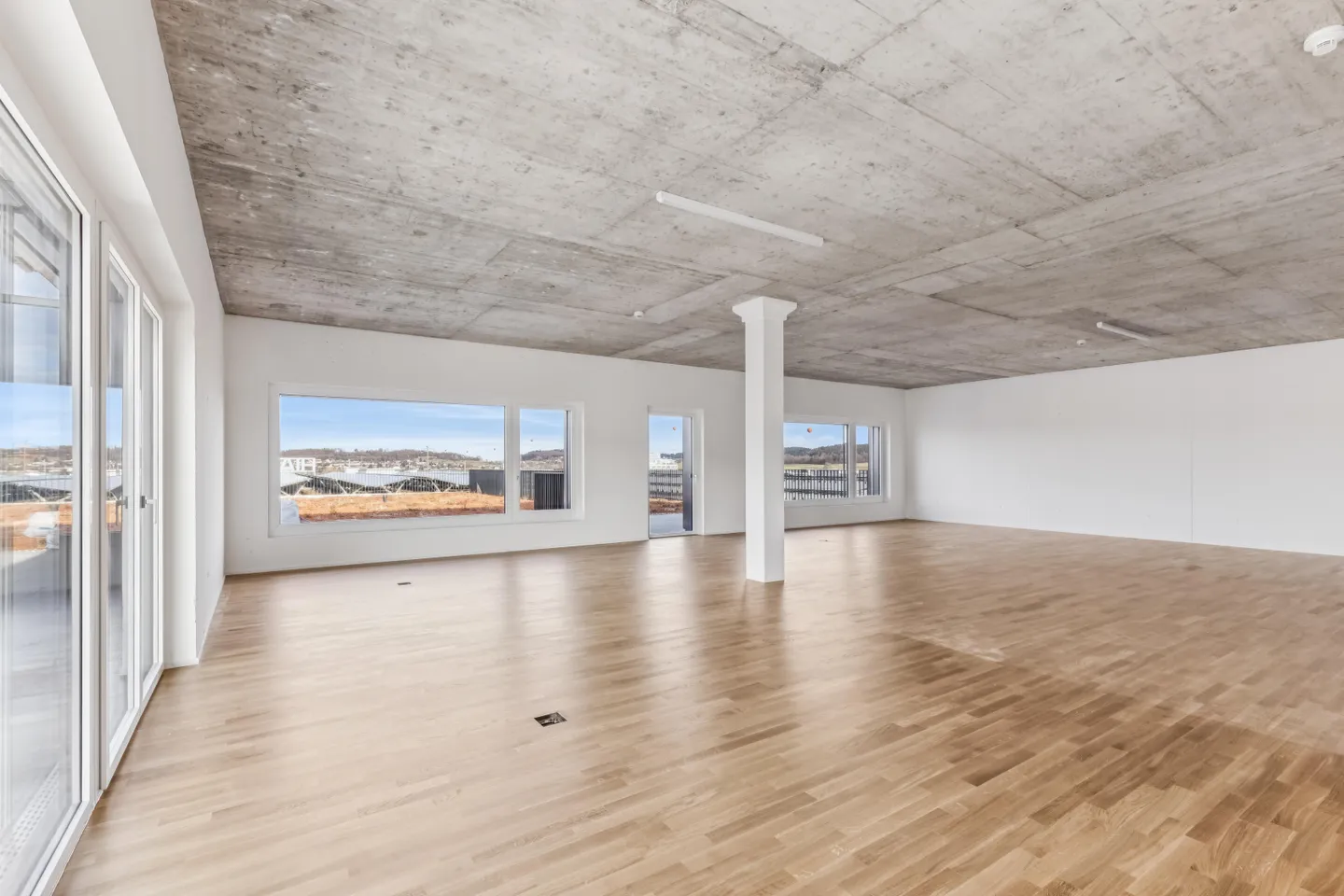 Espace de bureau attrayant avec terrasse sur le toit privée - Photo 2 sur 9