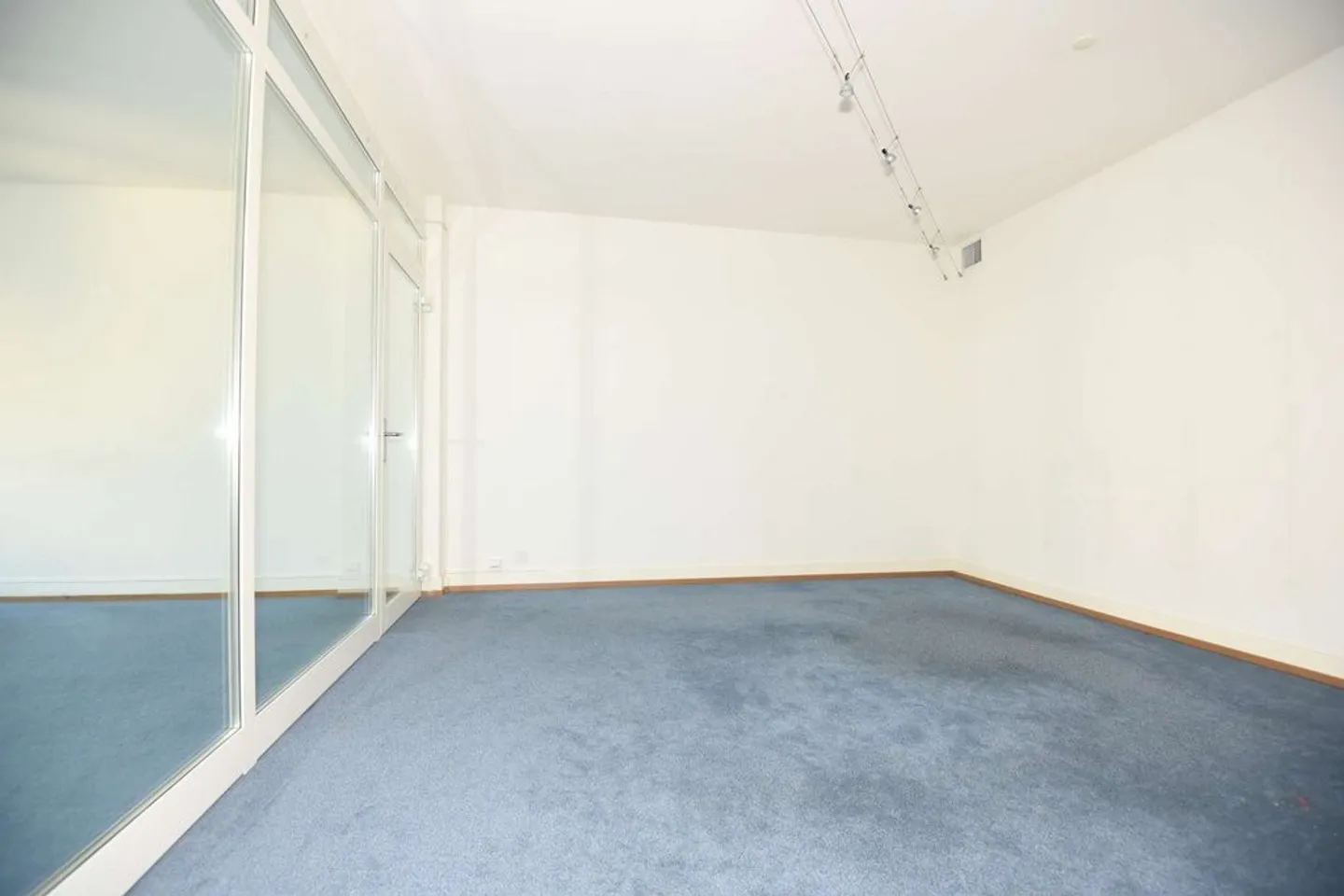 In the heart of Lausanne, near Métropole, nice office space - Photo 2 of 8
