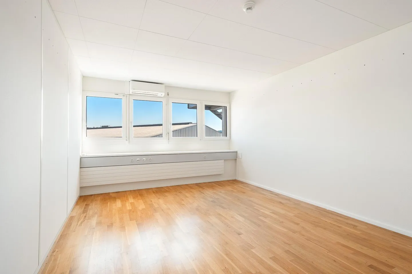 Office Space in Niederhasli - Photo 3 of 5