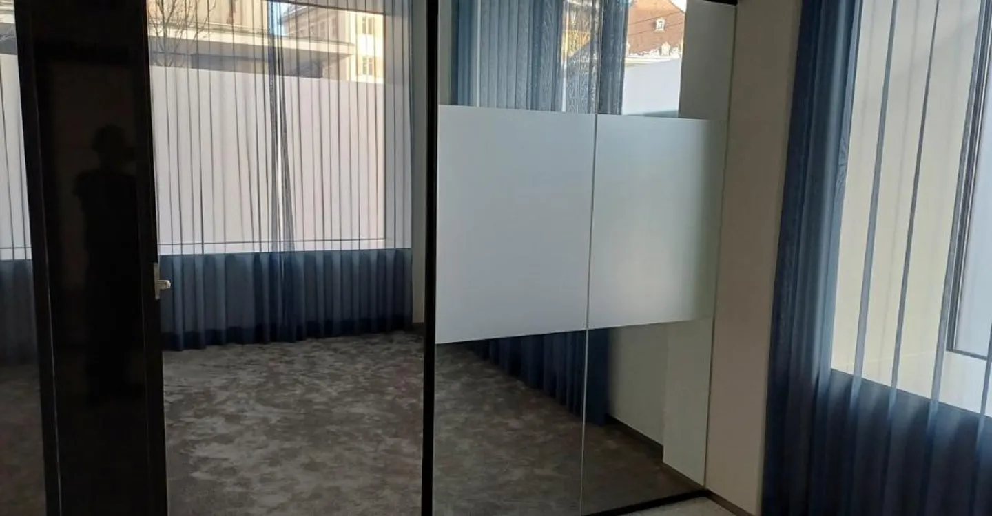 Commercial space in La Chaux-de-Fonds with urban view - Photo 1 of 8