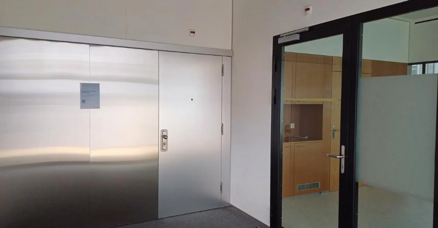 Commercial space in La Chaux-de-Fonds with urban view - Photo 3 of 8