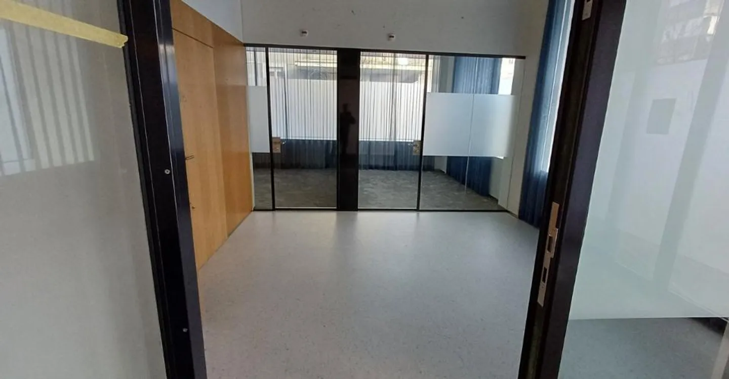 Commercial space in La Chaux-de-Fonds with urban view - Photo 5 of 8