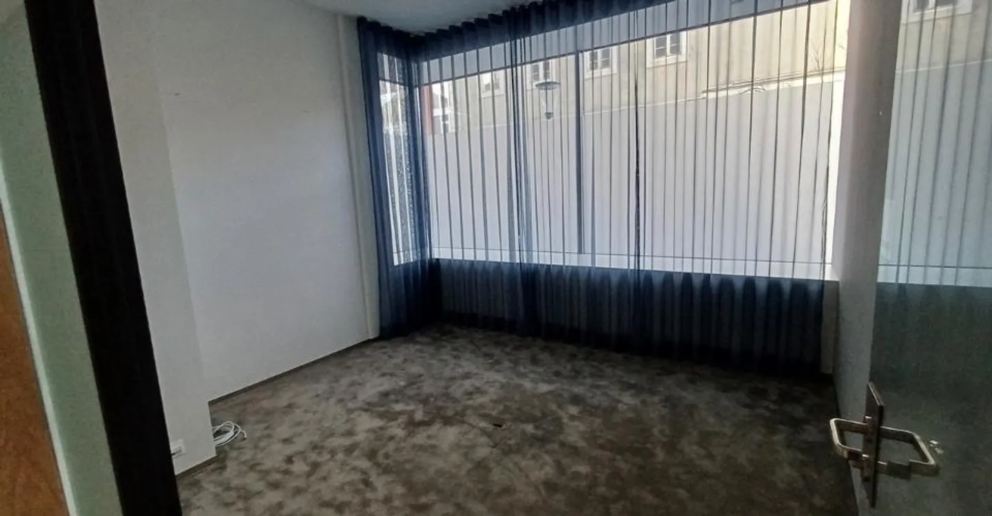 Commercial space in La Chaux-de-Fonds with urban view - Photo 2 of 8