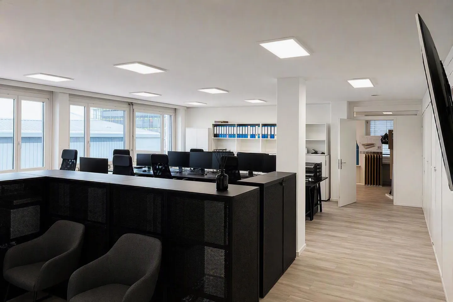 Attractive office space in a prime location in Dietikon - Photo 2 of 8