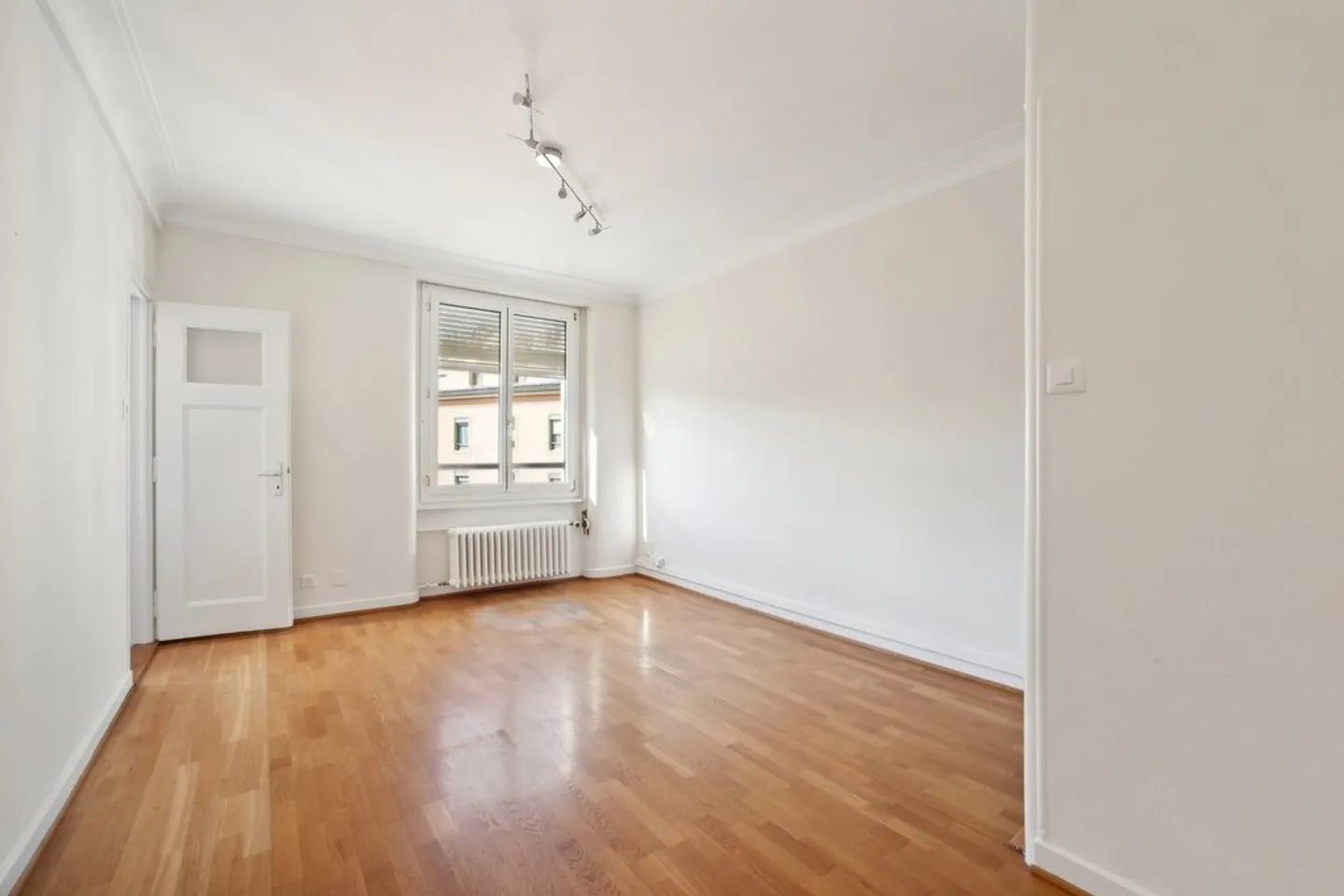 Beautiful office of about 26m2 located in front of the Cornavin train station - Photo 2 of 9