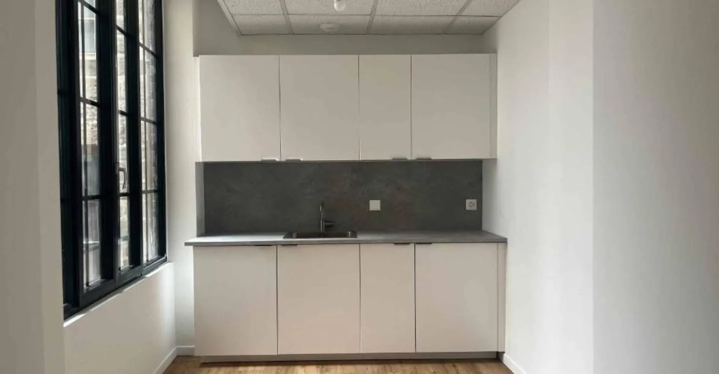 EXCEPTIONAL OFFICES OF 177 M² - RUE DE LA CROIX-D'OR - Photo 7 of 12
