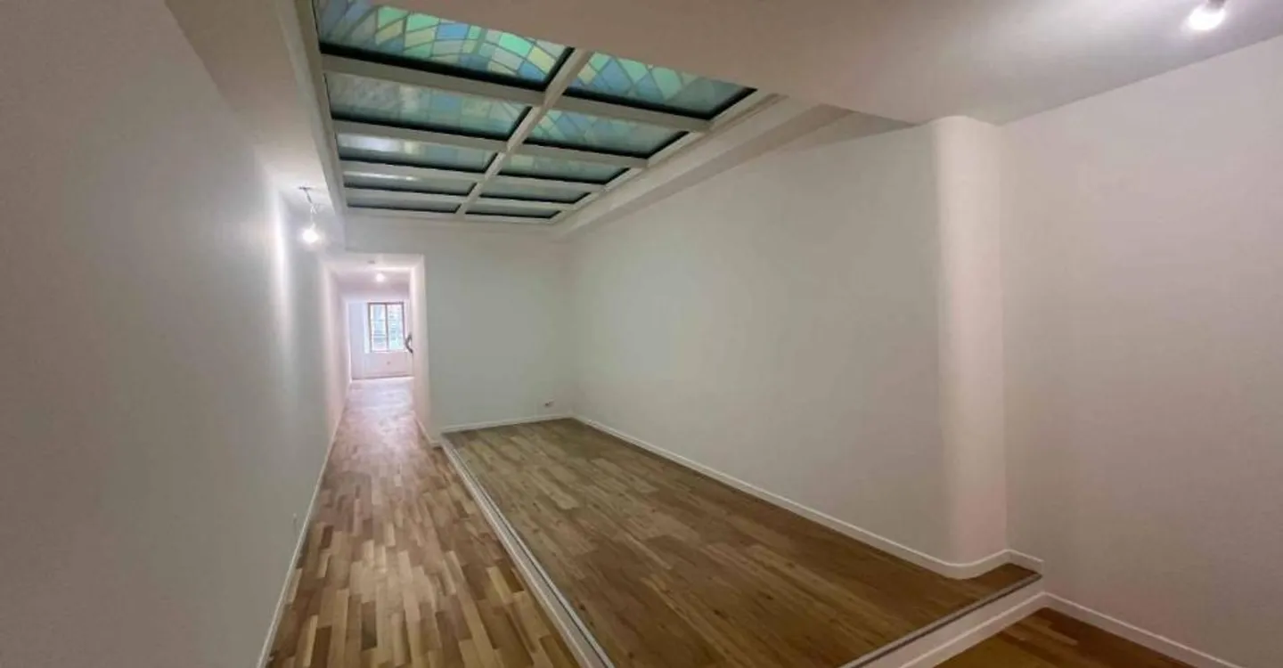 EXCEPTIONAL OFFICES OF 177 M² - RUE DE LA CROIX-D'OR - Photo 10 of 12