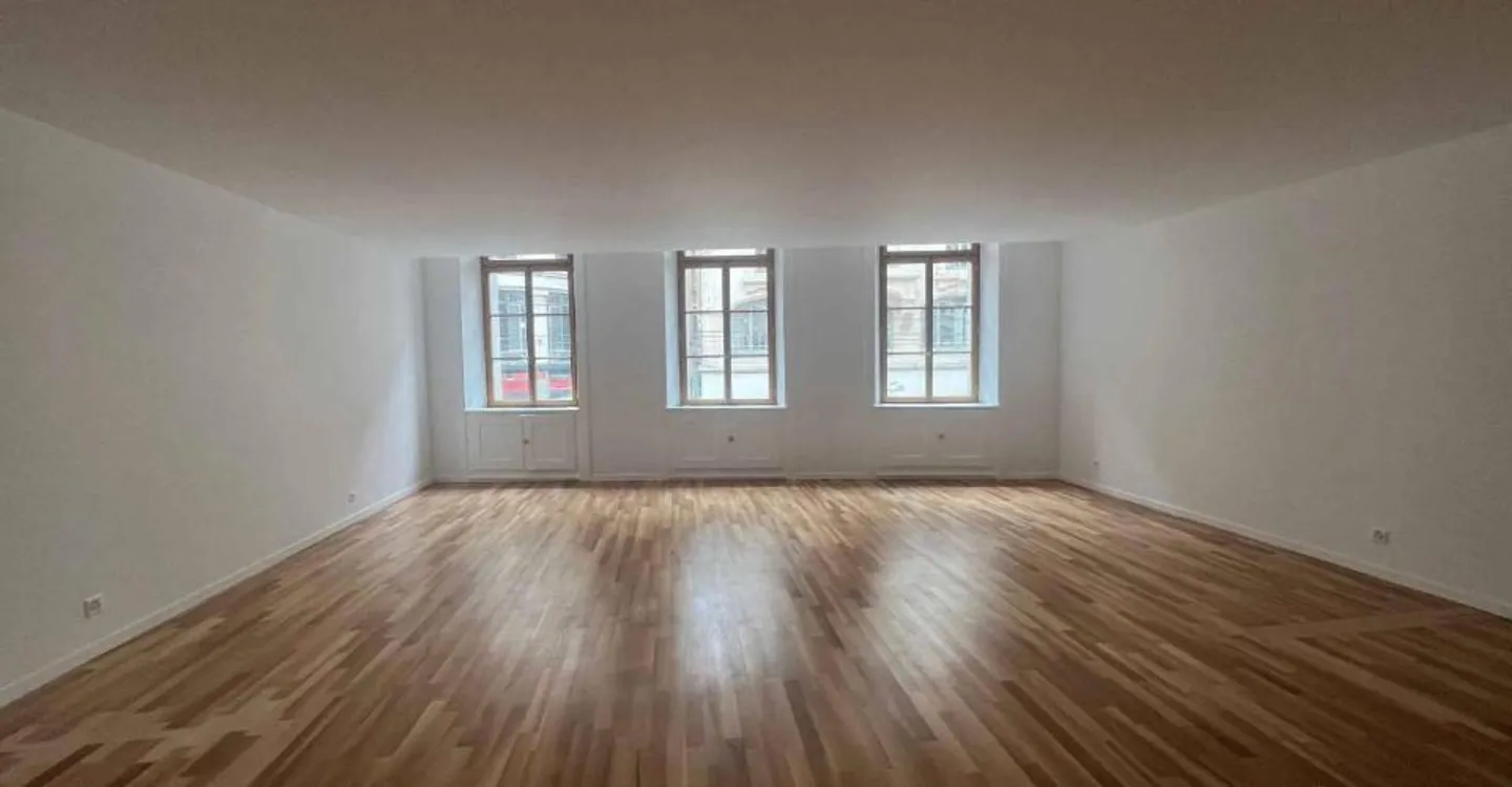 EXCEPTIONAL OFFICES OF 177 M² - RUE DE LA CROIX-D'OR - Photo 12 of 12