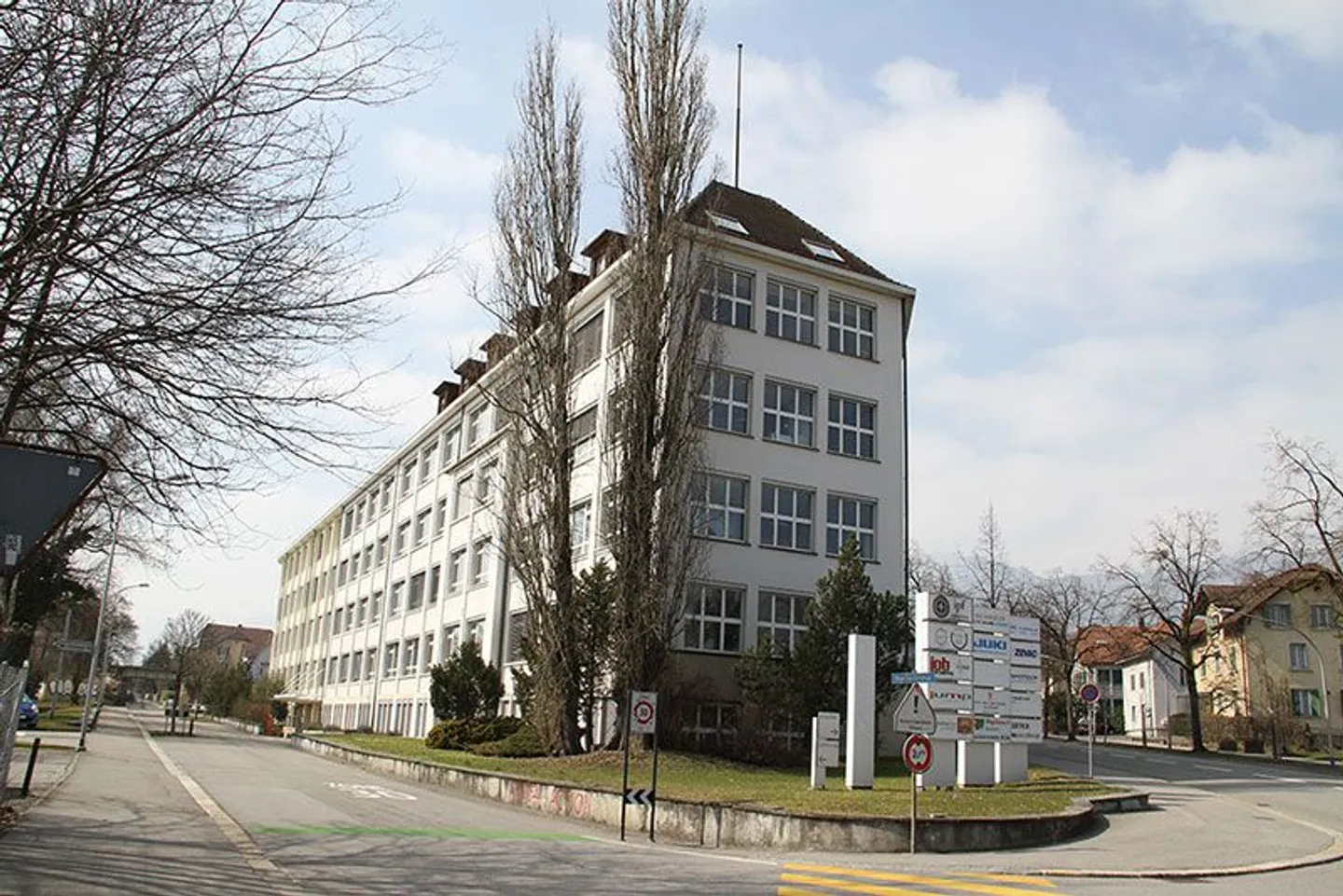 Spazio commerciale/ufficio attraente nel centro di Soloturno - Foto 1 di 9