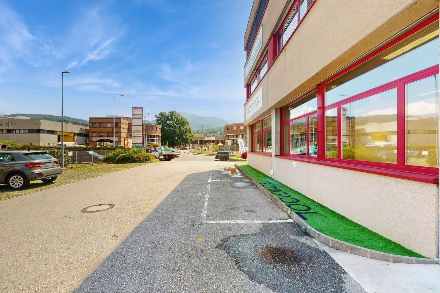 125m2 Commercial Space on the Ground Floor - Strategic Accessibility in Manno - Photo 11 of 12