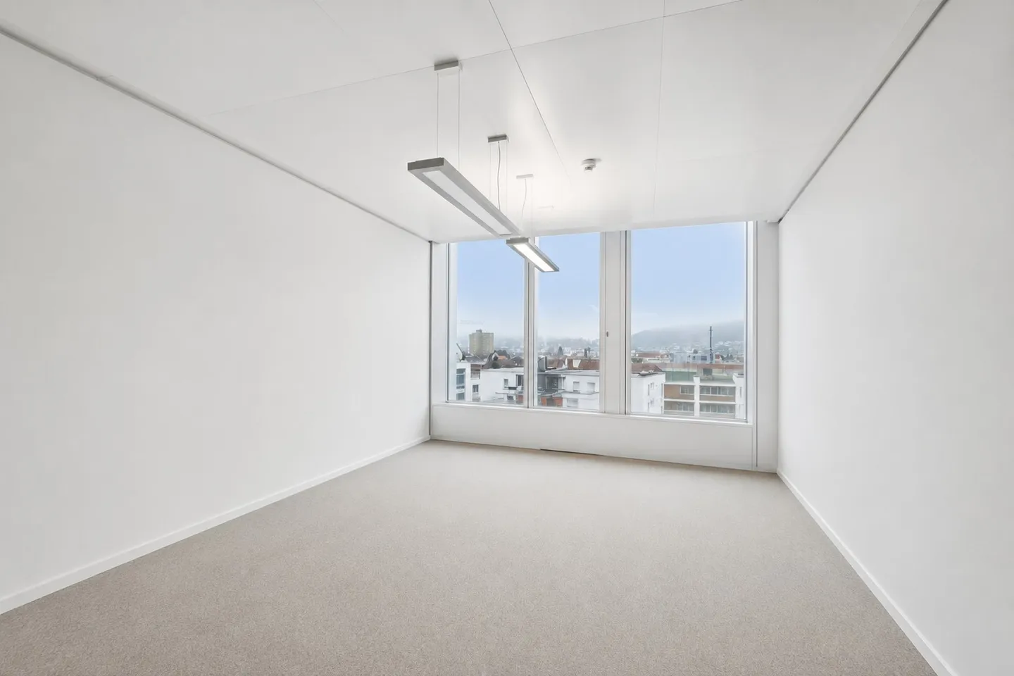 Flexible office spaces in a central location - Photo 2 of 13