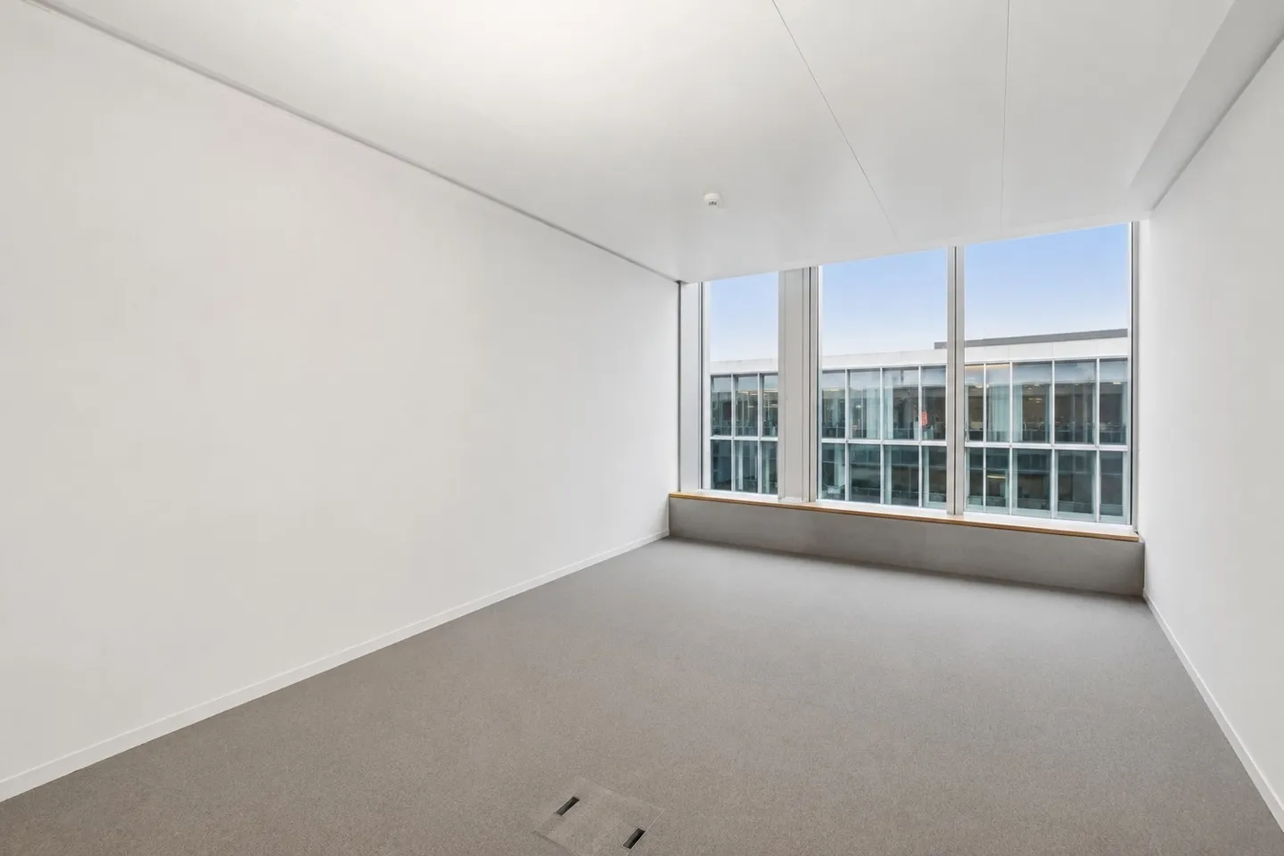 Flexible office spaces in a central location - Photo 3 of 13