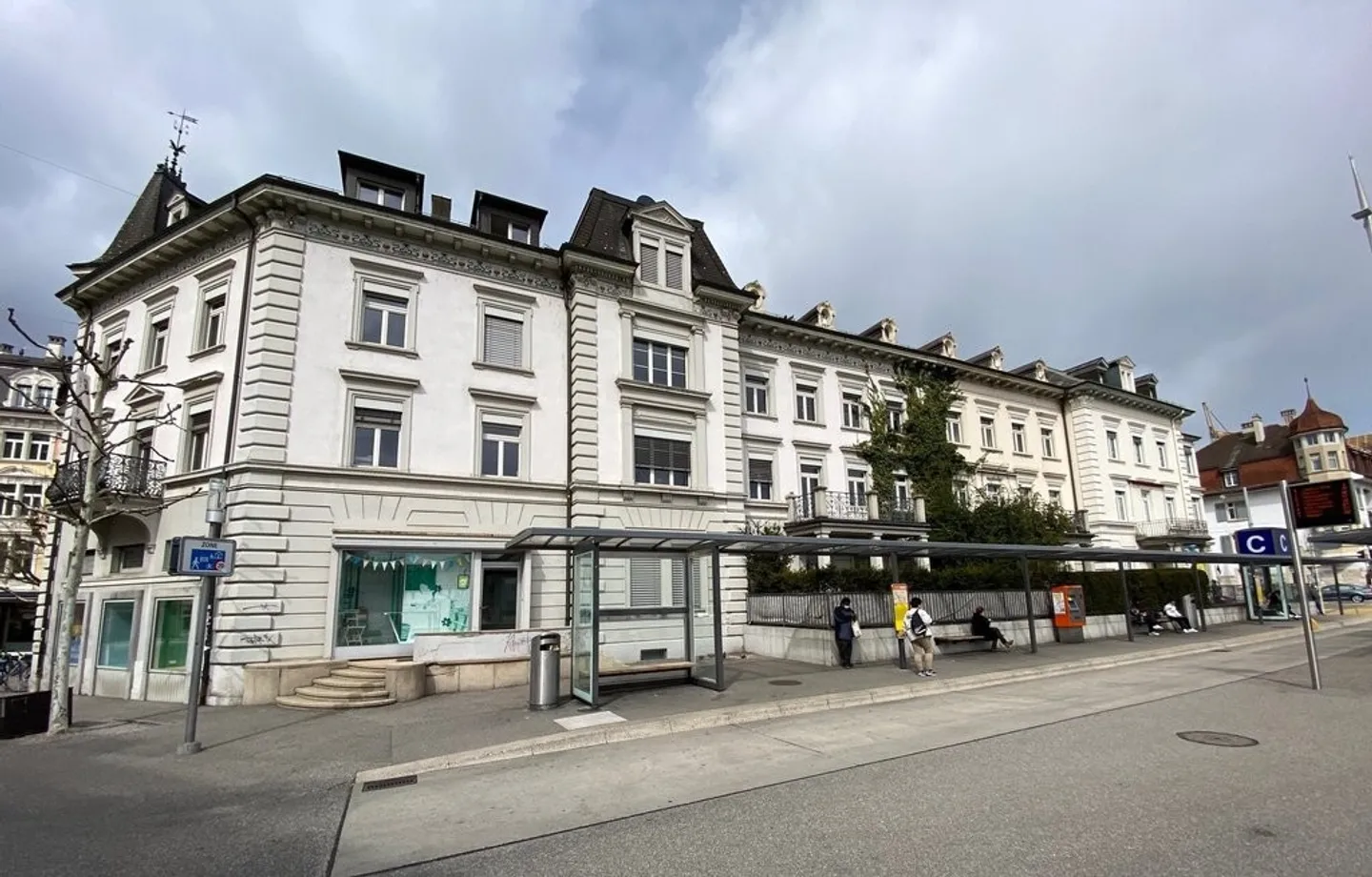 Commercial space for rent directly at Solothurn main station! - Photo 1 of 4