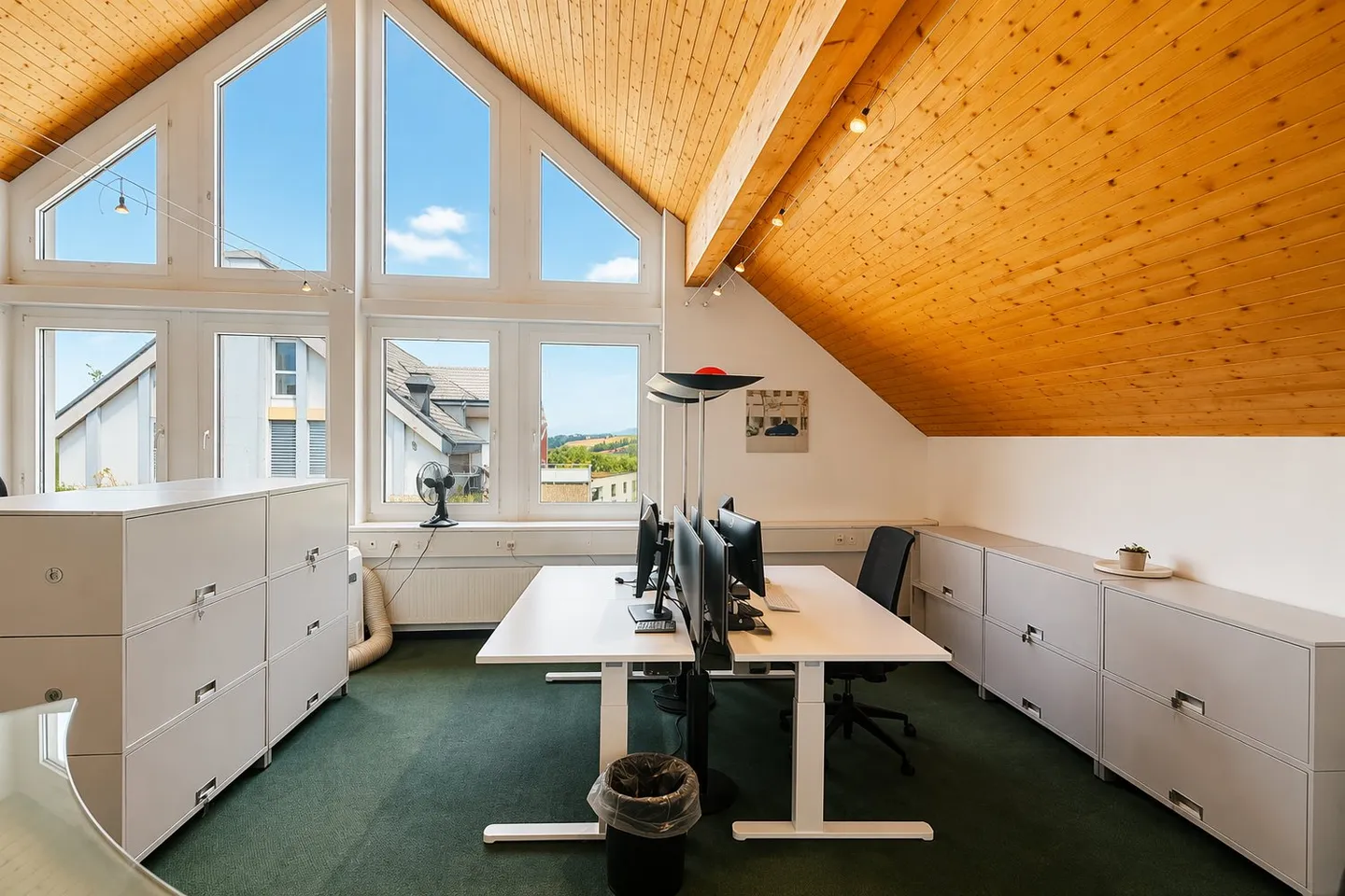 Practical office space in a central location in Berikon - 65 m² on the 2nd floor - Photo 2 of 8